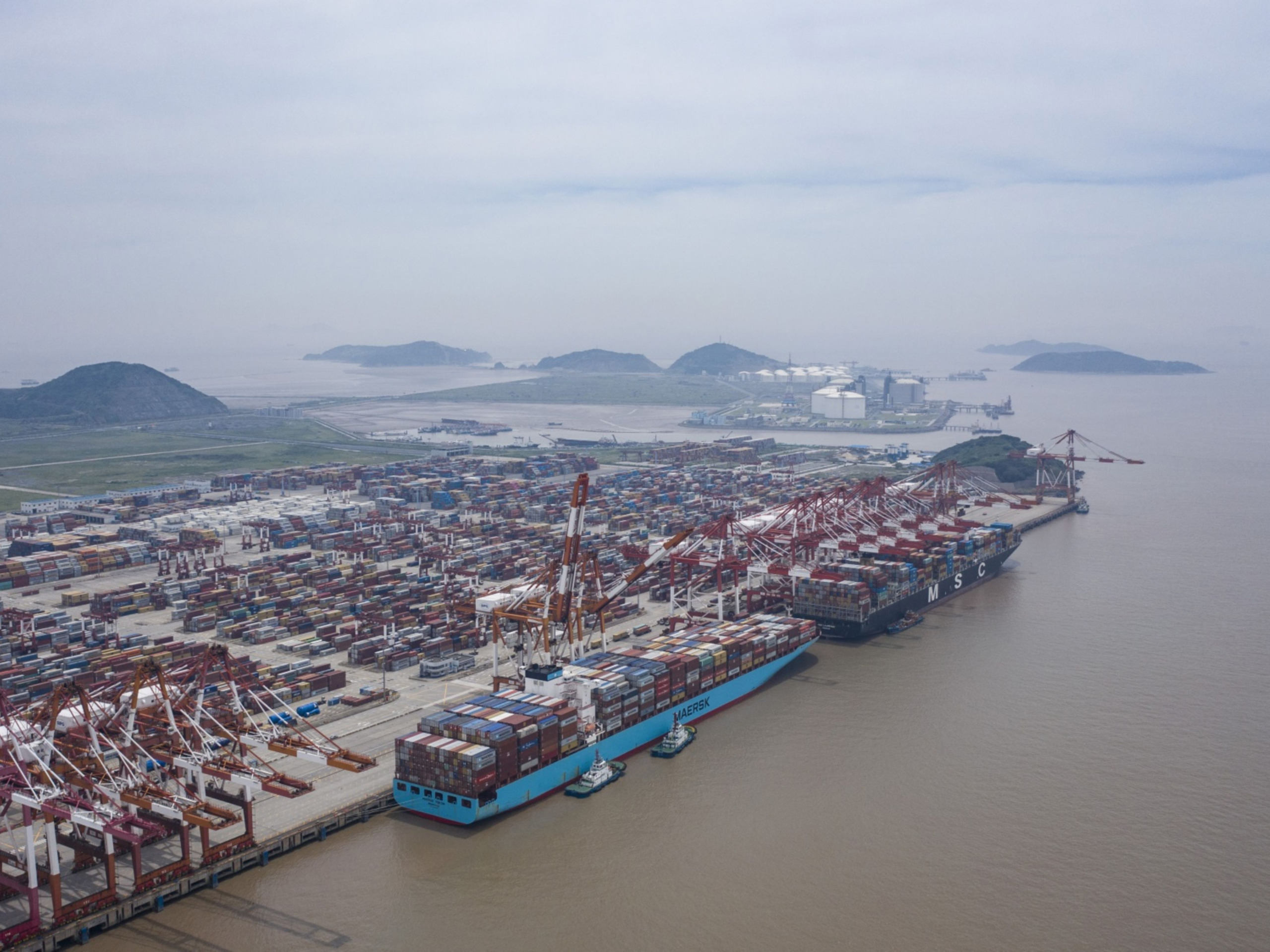 Shanghai Halts Some Port Operations and Flights on Typhoon