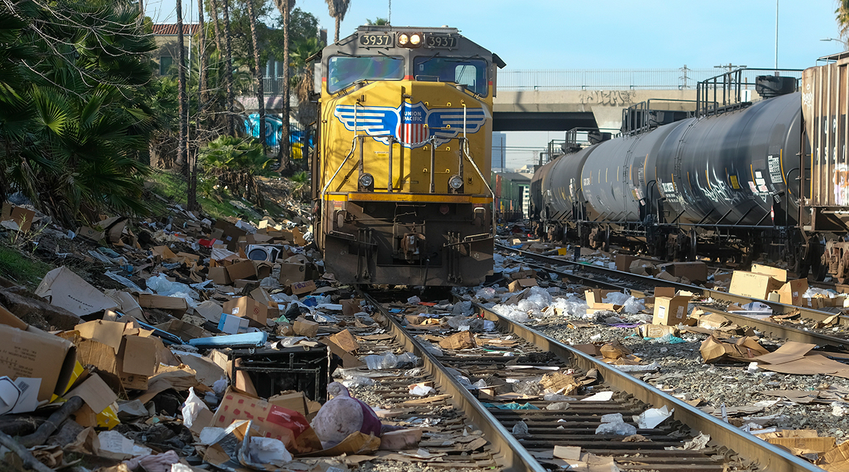 Thieves Raiding Rail Cargo Containers in Los Angeles
Thieves Raiding Rail Cargo Containers in Los Angeles