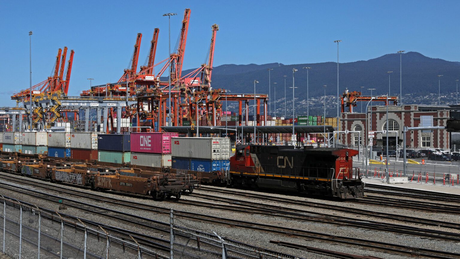 U.S. West Coast Ports Poised to Gain From Canadian Port Disruptions U.S. West Coast Ports Poised to Gain From Canadian Port Disruptions